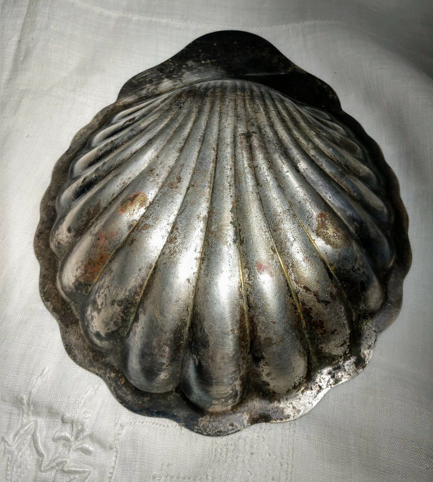 Vintage Oneida Silversmiths Clam Shell-shaped Candy / Nut Dish